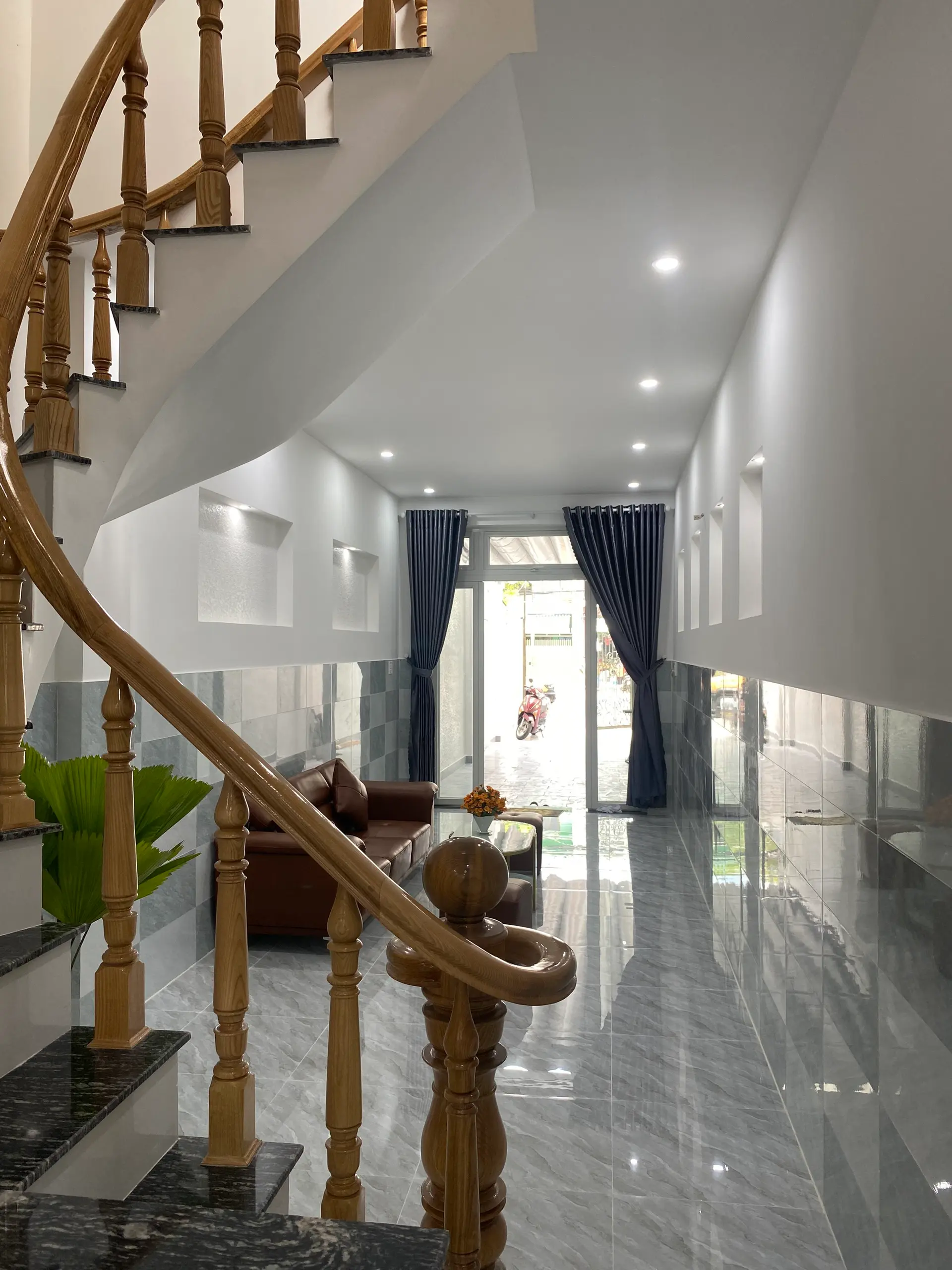 BÁN NHÀ 1 TRỆT 2 LẦU MĂT TIỀN XÔ VIẾT NGHỆ TĨNH GẦN BIỂN BÃI SAU, CHỢ MỚI
